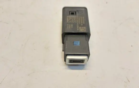 Opel Vivaro USB socket connector 9831350680JLK01