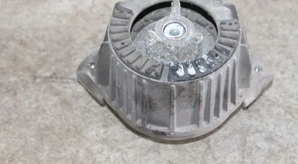 Mercedes-Benz C W204 Engine mount bracket A2042400317