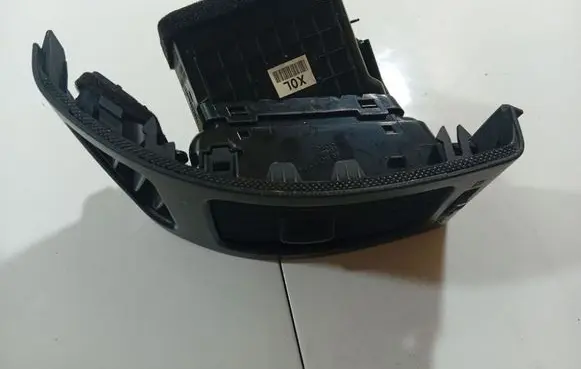 Hyundai i30 Dash center air vent grill U0465248