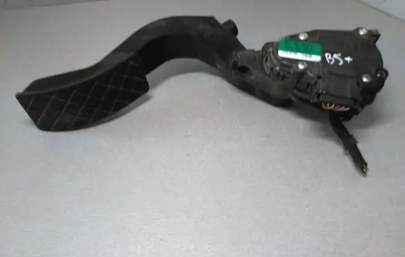 Volkswagen PASSAT B5.5 Accelerator throttle pedal 8D1721523E