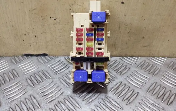 Nissan Juke I F15 Fuse module