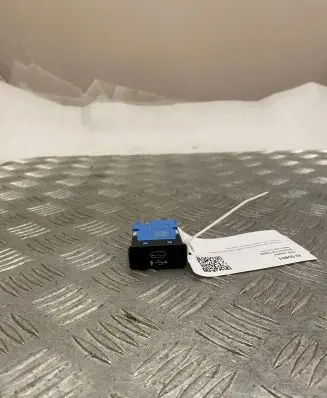BMW 3 G20 G21 USB socket connector 8711939