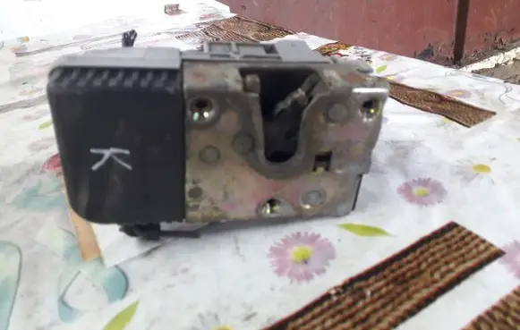 Peugeot 406 Front door lock