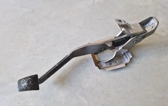 Mitsubishi L200 Brake pedal MR992542
