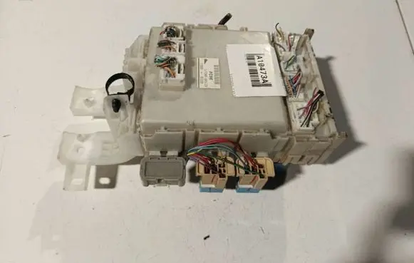 Toyota Yaris Fuse box set 8273033F0
