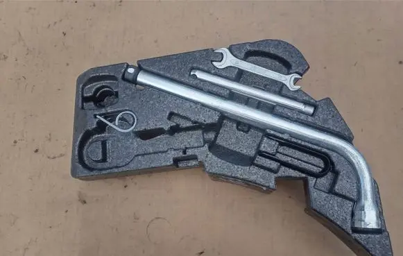 Audi Q7 4L Tool set 4L0011075