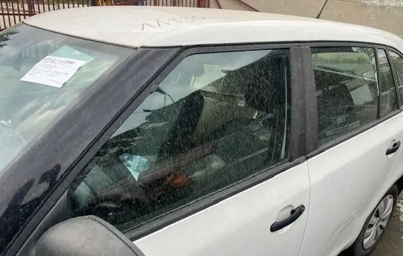 Skoda Fabia Mk2 (5J) Front door window glass four-door 