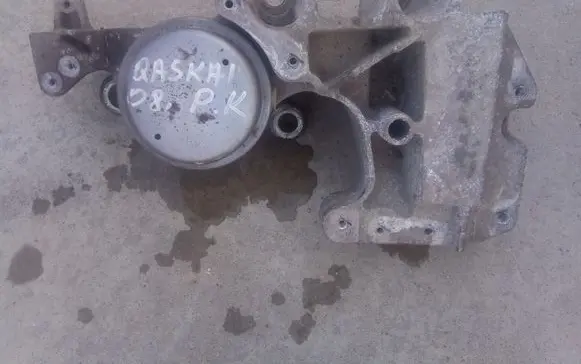 Nissan Qashqai+2 Engine mount bracket