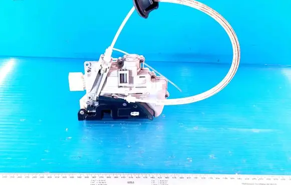 Audi A3 S3 8P Front door lock 4F2837016B