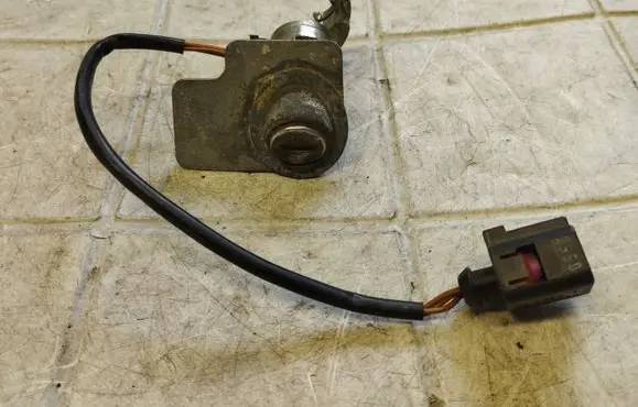 Skoda Superb B5 (3U) Tailgate exterior lock 3U0827573