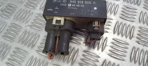 Volkswagen Golf III Coolant fan relay 1H0919506A 898659