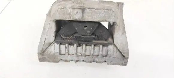 Volkswagen Golf V Engine mount bracket