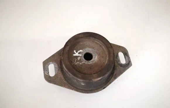 Peugeot 308 Engine mount bracket