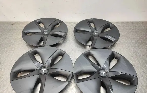 Tesla Model 3 R18 wheel hub/cap/trim 1044231R