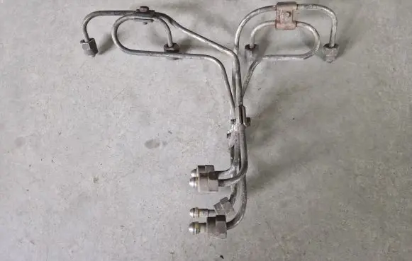 Mitsubishi Pajero Sport I Fuel injector supply line/pipe 