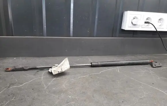 Suzuki Wagon R+ Tailgate strut 