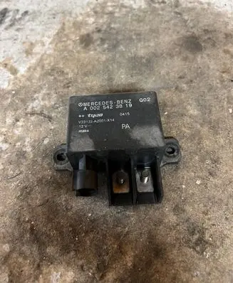 Mercedes-Benz E W211 Charging relay A0025423819 V23132A2001X14