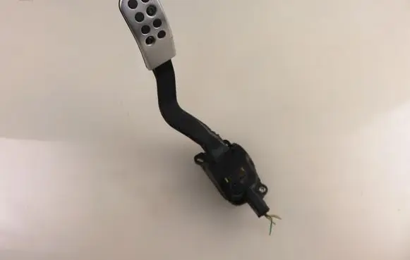 Accelerator throttle pedal