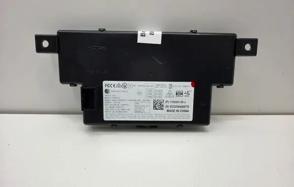 Tesla Model Y Door central lock control unit/module 110024100J 1089774 ED323004006770