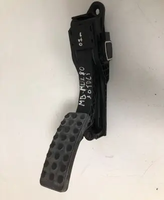 Mercedes-Benz ML W164 Accelerator throttle pedal A1643000104