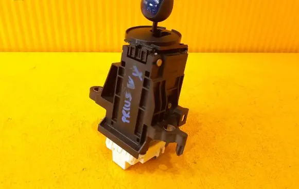 Toyota Prius (XW30) Gear shifter/selector 75G203LHD