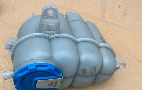 Audi A4 S4 B9 Coolant expansion tank/reservoir 8W0121405E