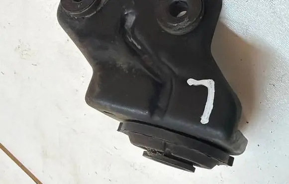 Hyundai Tucson TL Radiator mount bracket