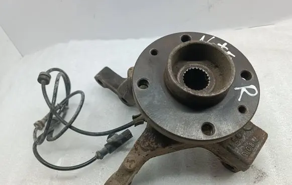 Nissan Note (E11) Front wheel hub