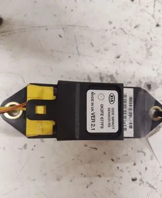 KIA Carens I Airbag deployment crash/impact sensor 0K2FE677F9