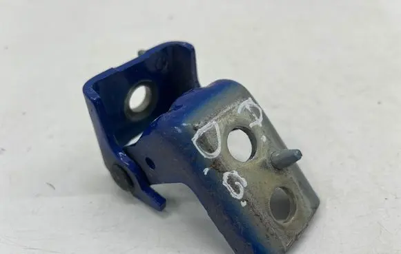 Opel Mokka B Rear door lower hinge 
