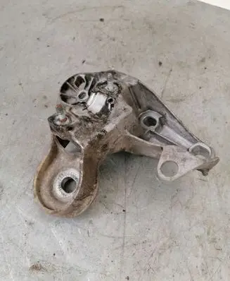 Volkswagen PASSAT B5.5 Engine mounting bracket 8E0199351