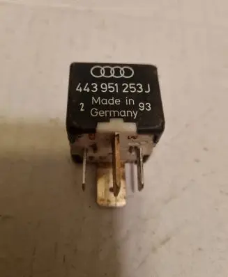 Volkswagen PASSAT B5 Other relay 443951253J