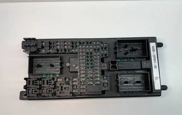 Land Rover Evoque I Fuse module GJ3214F041AC 5273006836 50RF11F05