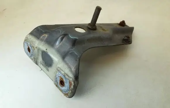 Volkswagen Golf V Fender mounting bracket 1K6821135