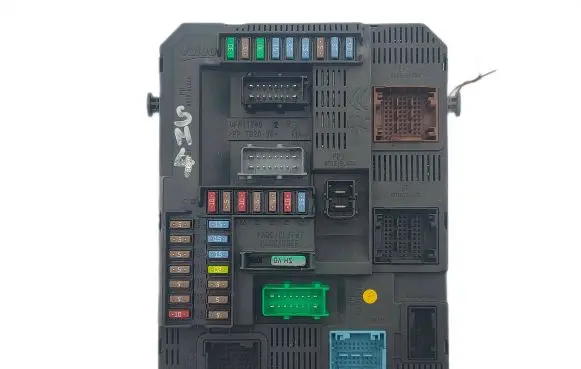 Peugeot 208 Fuse module 9678355980 E10669601000 20120420
