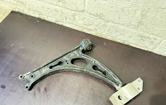 Volkswagen Jetta V Front lower control arm/wishbone 1K0407153g