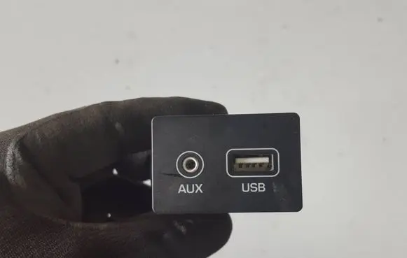 Hyundai i20 (PB PBT) USB socket connector 96120-C7000