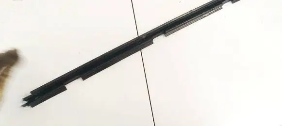 Volkswagen PASSAT B5 Front door glass trim molding