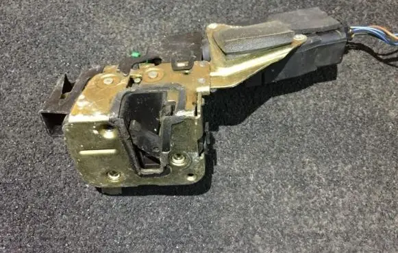 Mitsubishi Carisma Front door lock