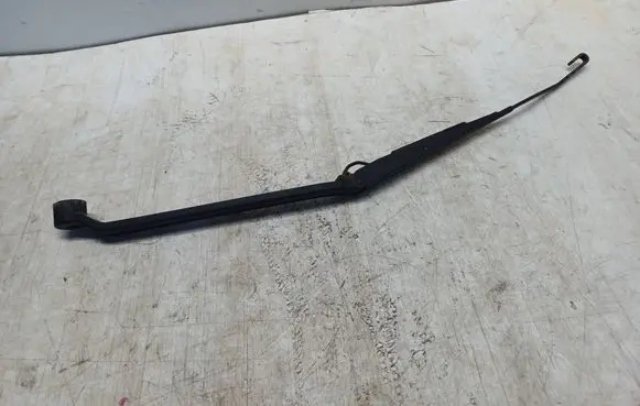 Mitsubishi Outlander Front wiper blade arm L467H6704