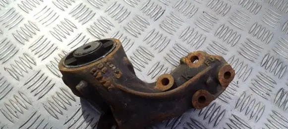 Peugeot 406 Engine mount bracket