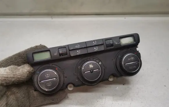 Volkswagen Touran I Climate control unit