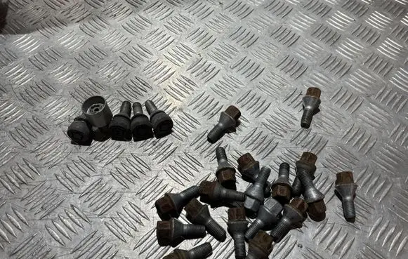 Dacia Duster II Anti-theft wheel nuts and lock PU20752