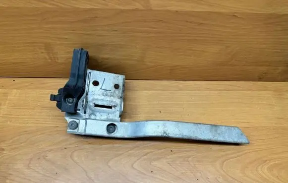 BMW 7 F01 F02 F03 F04 Radiator mount bracket 7575263 7811902K
