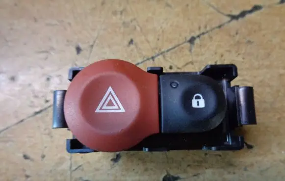 Renault Twingo III Hazard light switch