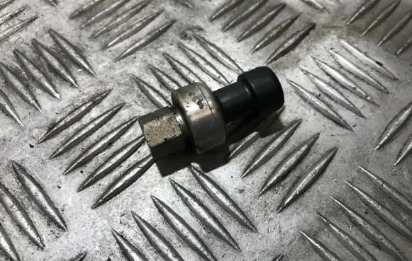 Opel Corsa C Air conditioning (A/C) pressure sensor 09131721 52cp04-06