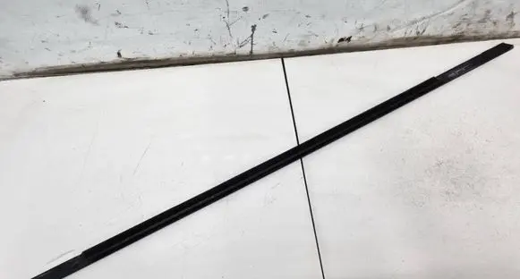 Opel Zafira C Front door glass trim molding 13259960