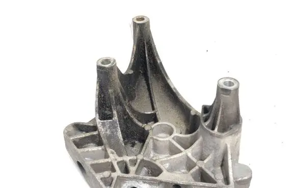 Engine mounting bracket