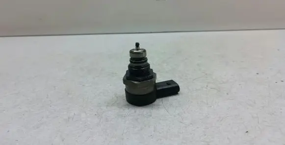 BMW 3 E90 E91 Fuel pressure regulator 0281002949