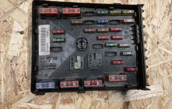 Volkswagen PASSAT B6 Fuse module 3C0937125 63592777